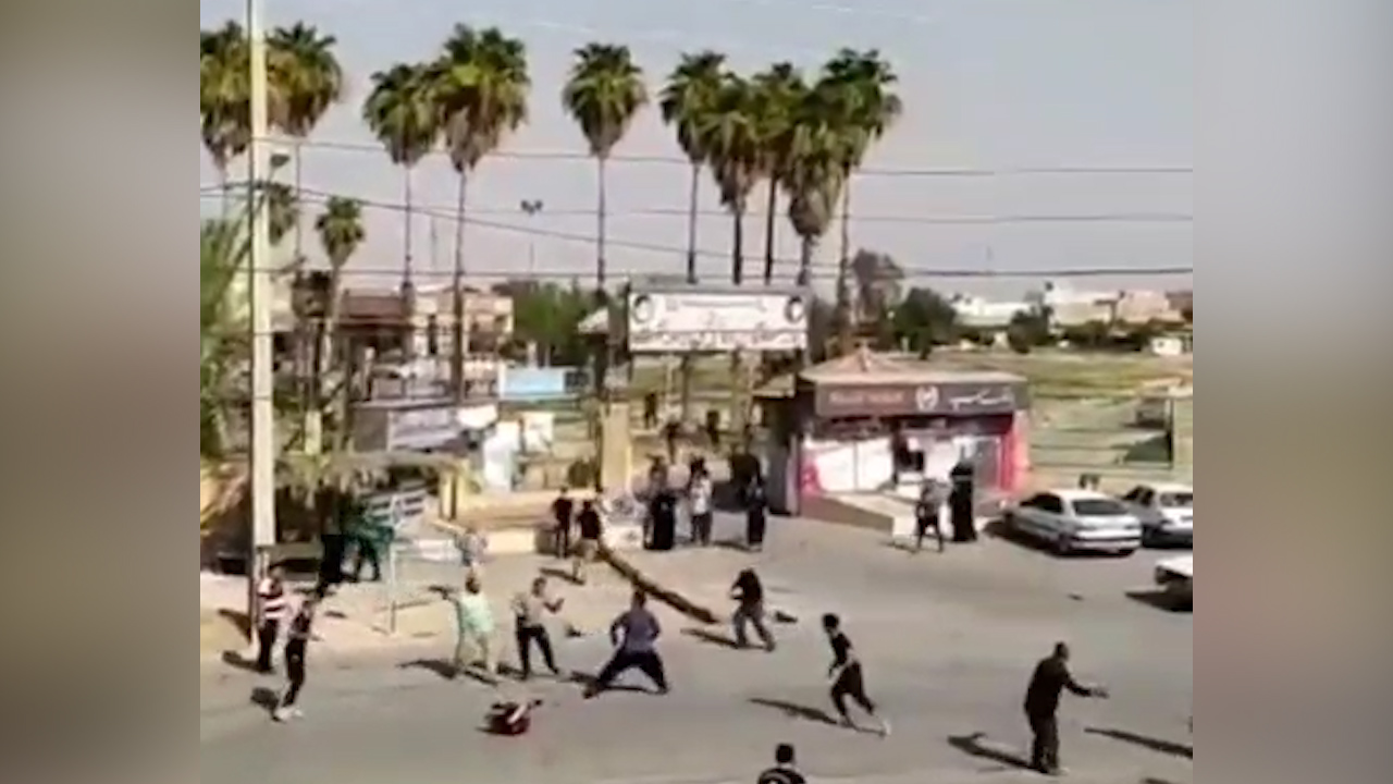 فیلم لحظه قتل وحشتناک هنگام درگیری خیابانی در دهدشت / 14+