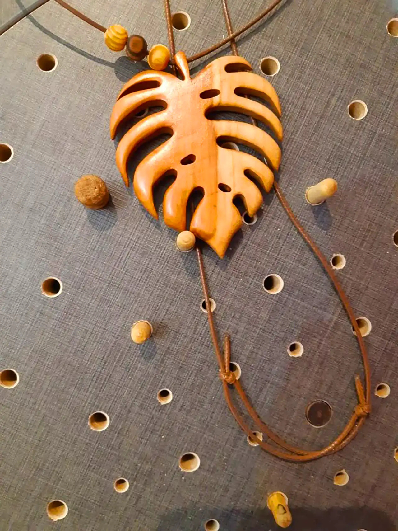 پلاک چوبی طرح برگ