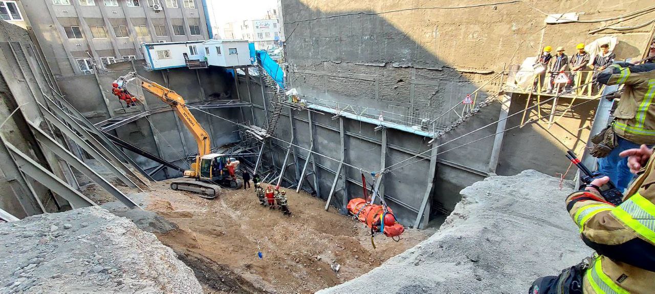نجات کارگر ساختمانی از گودال ۲۰ متری در تهران