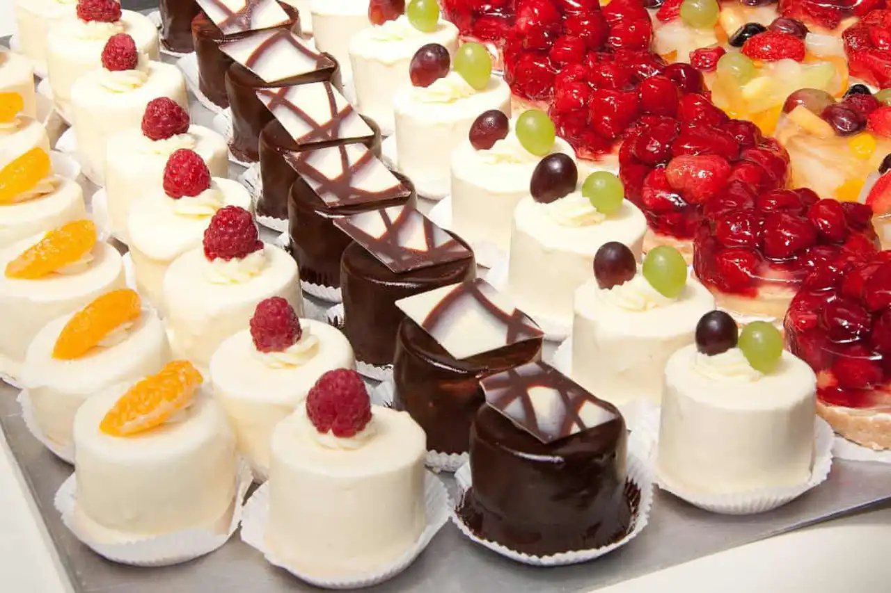 انواع مدل شیرینی تر + معرفی محبوب ترین و خوشمزه ترین مدل های شیرینی تر و خامه ای