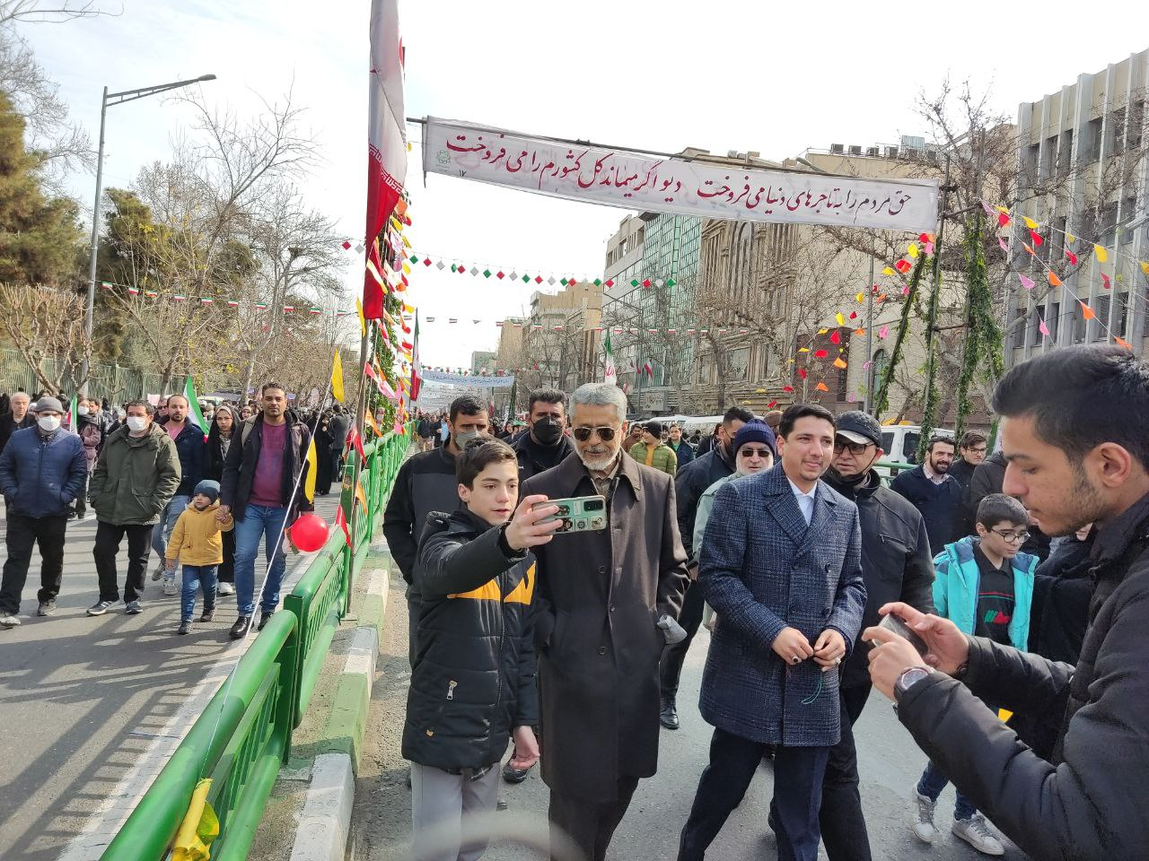 آغاز راهپیمایی یوم الله 22 بهمن در تهران با حضور مردم، مسئولان و شخصیت‌ ها + تصاویر