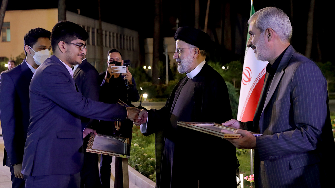 آیت الله سید ابراهیم رئیسی رییس جمهور در دیدار جمعی از مدال‌آوران المپیادهای علمی کشوری و جهانی