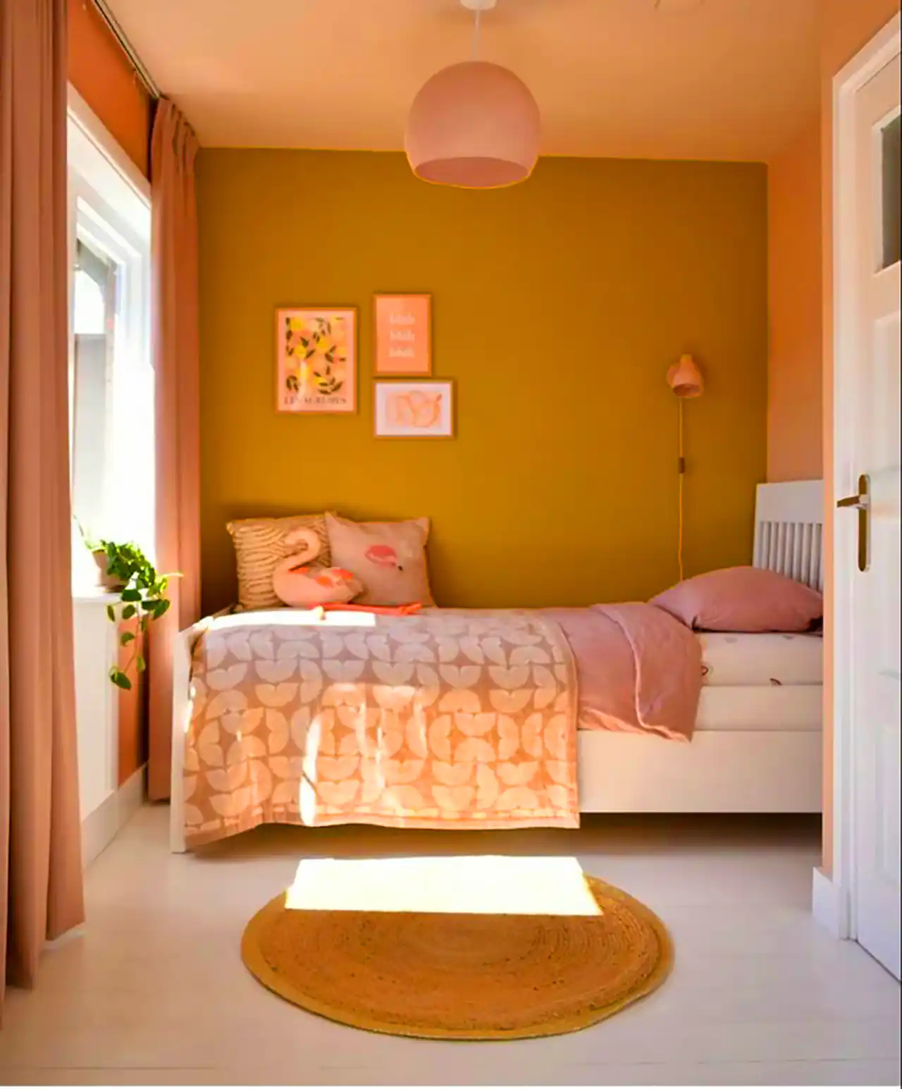 چیدمان اتاق خواب با تم سفید و زرد