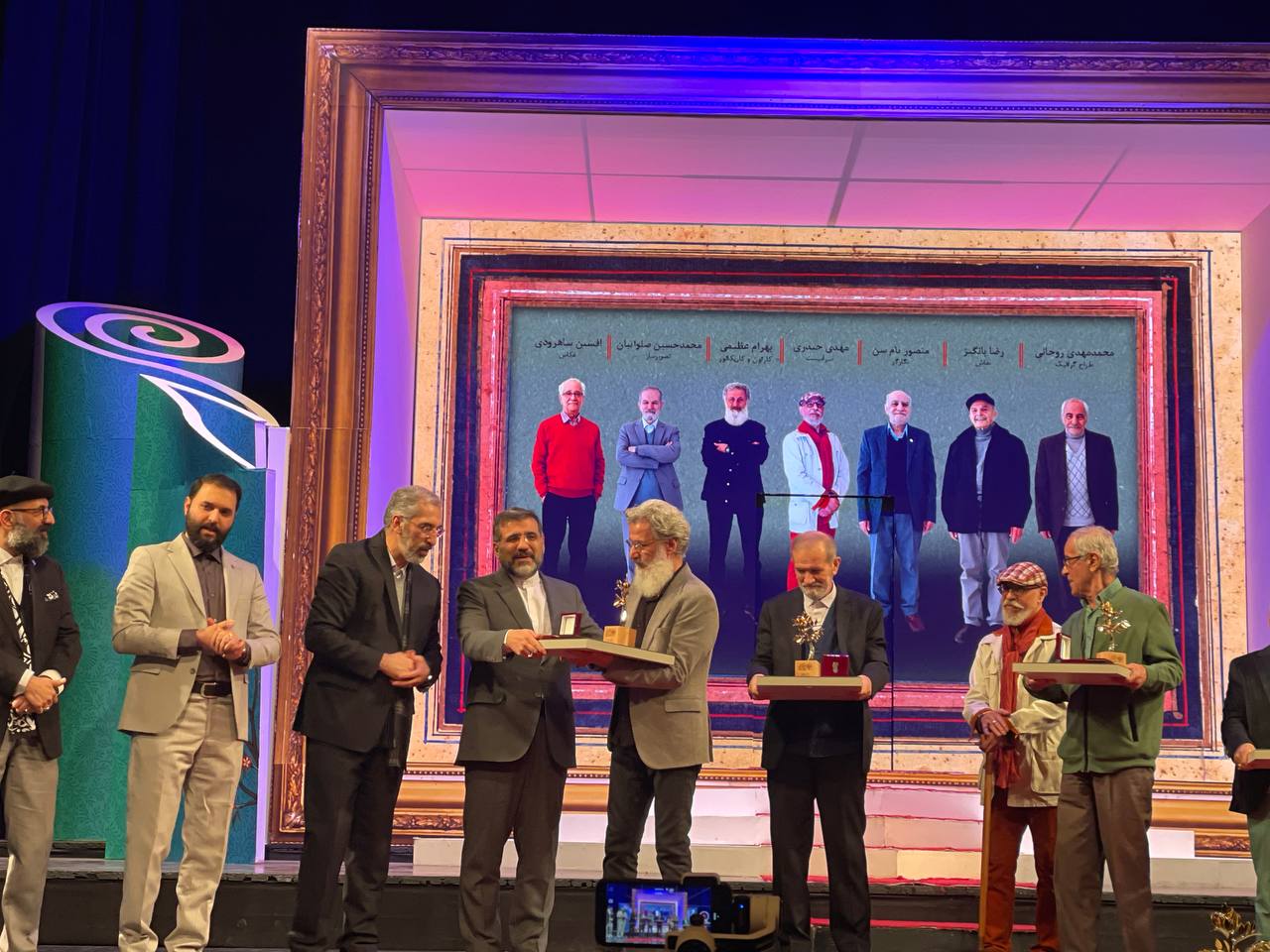 جوایز هنرمندان در آیین اختتامیه شانزدهمین جشنواره هنرهای تجسمی فجر