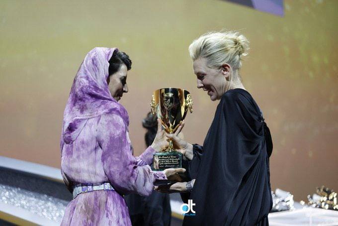 لحظه اهدای جایزه کیت بلانشت توسط لیلا حاتمی در اختتامیه ونیز