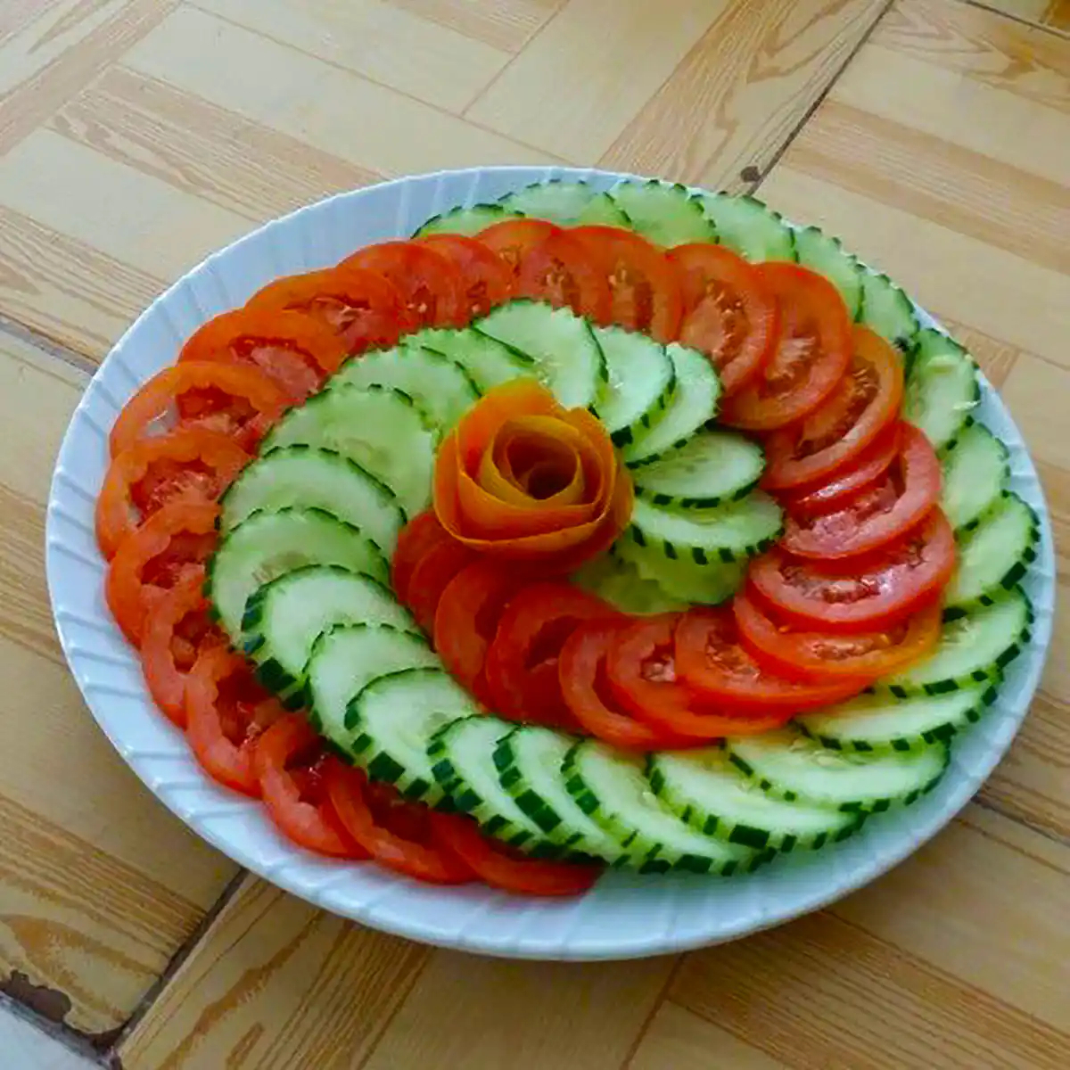 دیزاین سالاد خیار گوجه