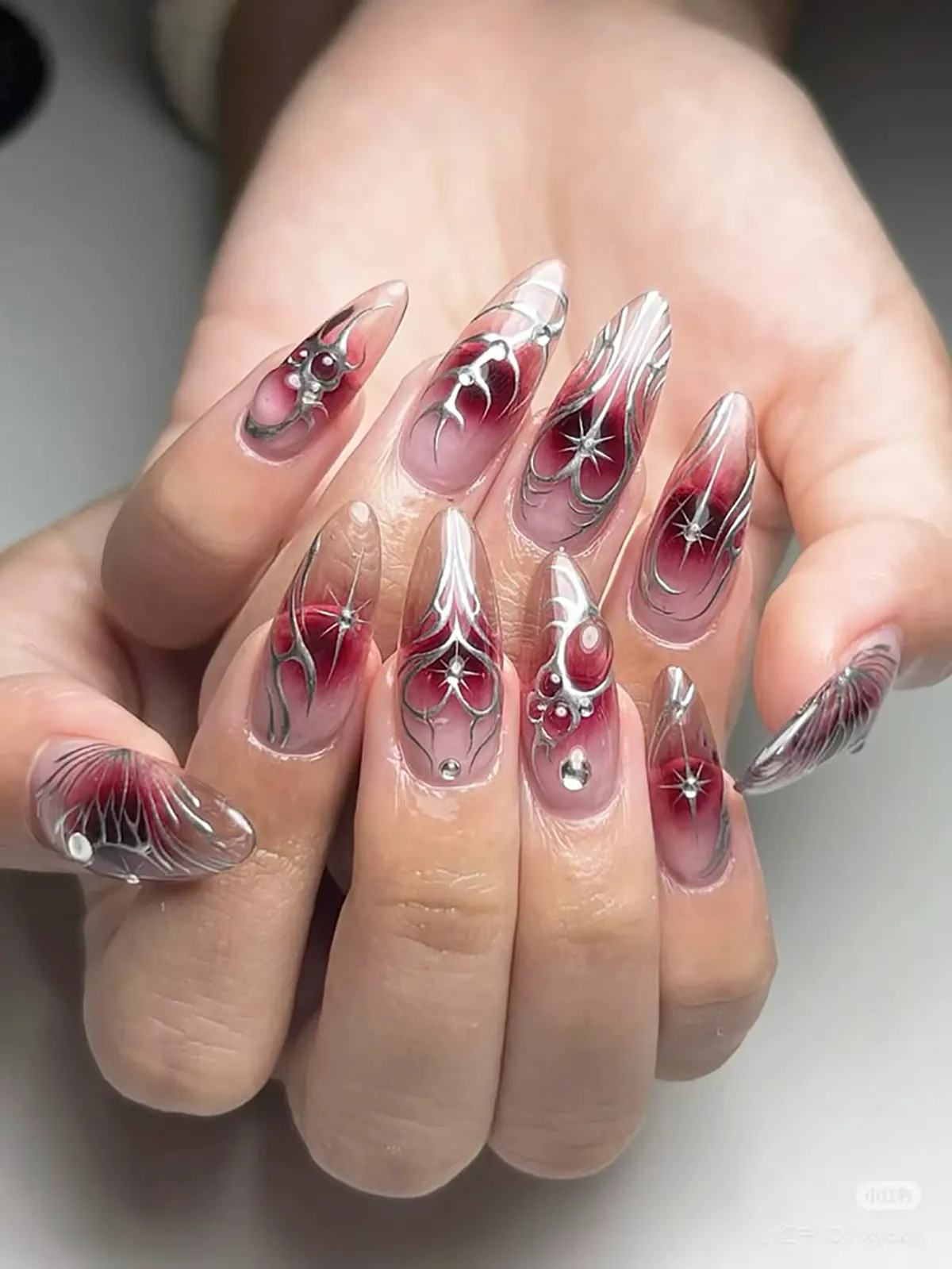 کاشت ناخن قرمز شاین دار