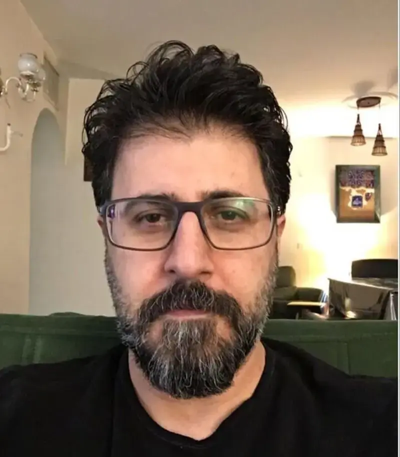 نگاهی به چیدمان منزل شاهانه و مجلل هومن حاجی عبداللهی «رحمتِ پایتخت» و همسر هنرمندش/ از مبلمان سلطنتی و مدرن و کتابخانه تا تابلوهای هنری و لوستر لوکس
