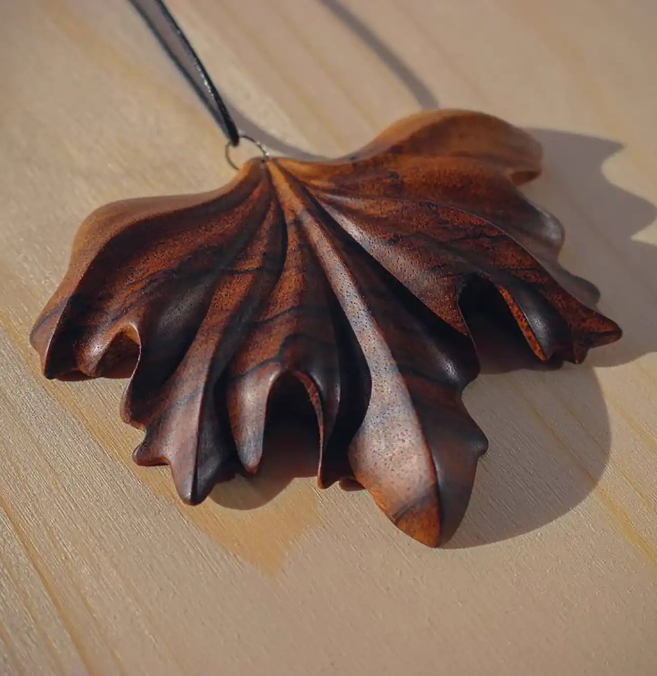 پلاک چوبی طرح برگ