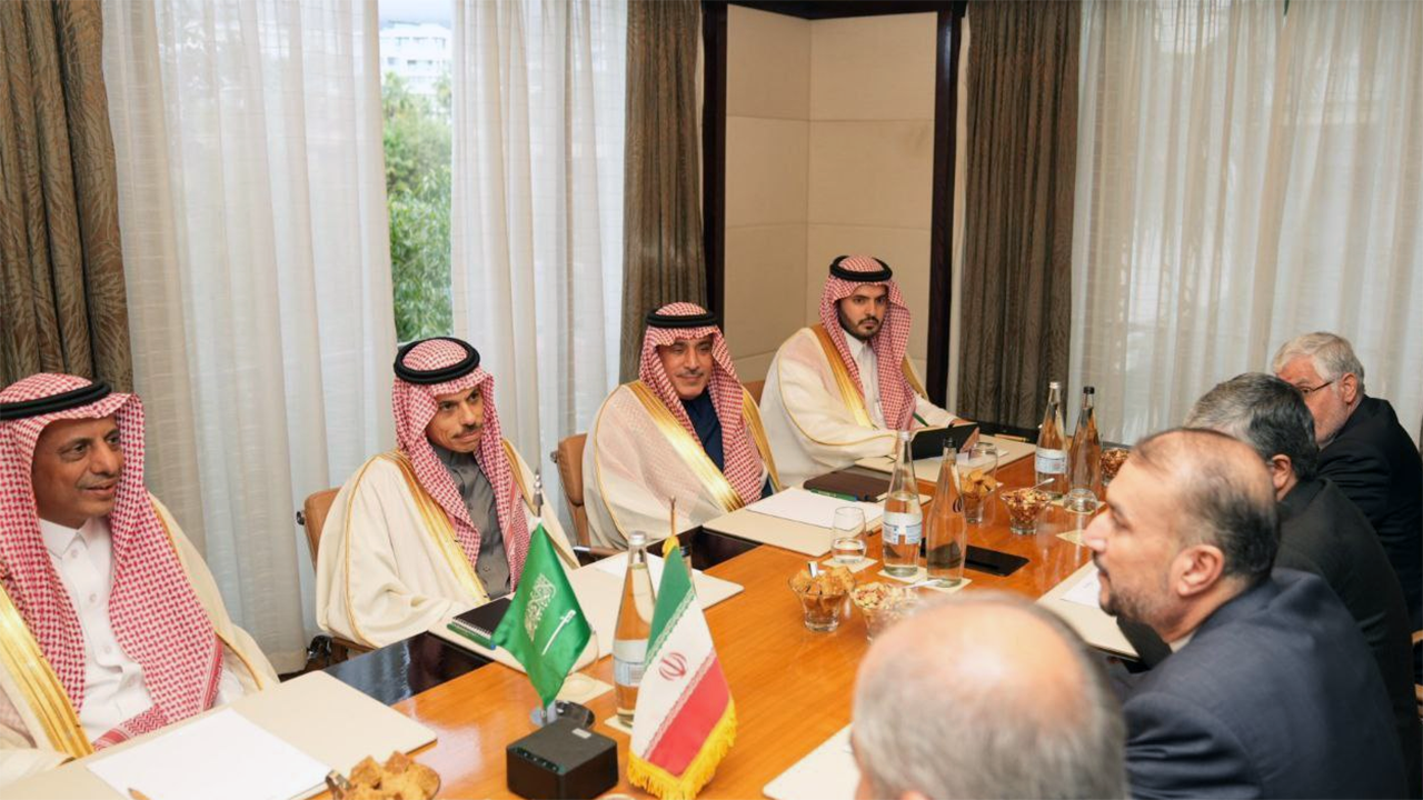 وزیران امور خارجه جمهوری اسلامی ایران و عربستان سعودی در حاشیه نشست «بریکس» در کیپ تاون دیدار و گفت‌وگو کردند