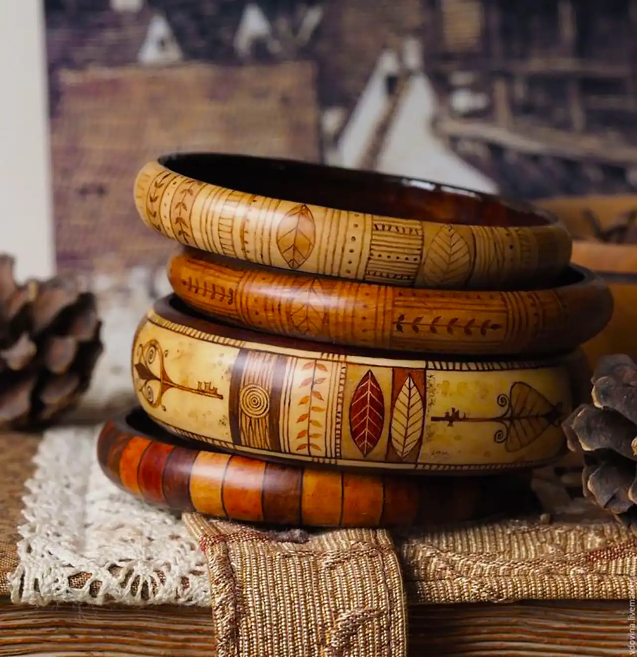 دستبند چوبی طرح سنتی