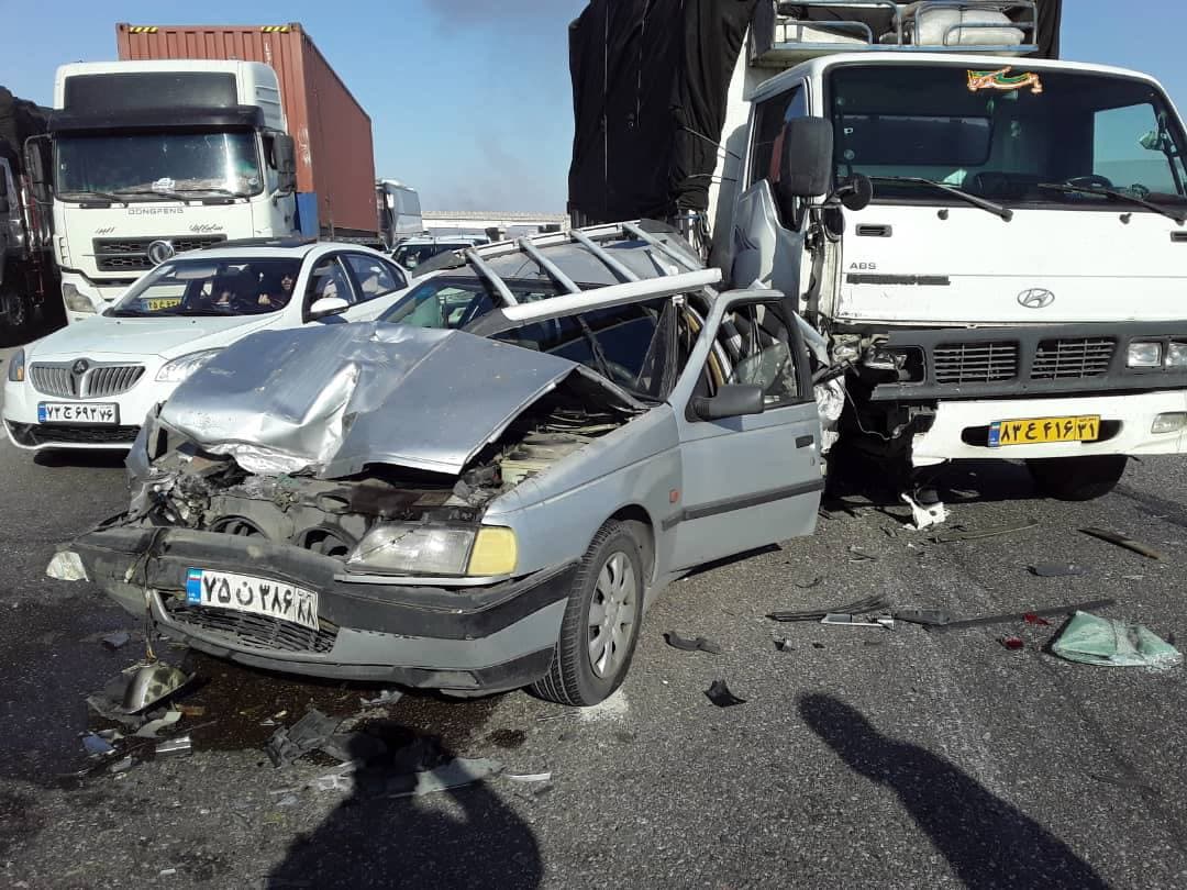 تصادف زنجیره‌ای در جاده ساوه به تهران با ۳ مصدوم و یک کشته