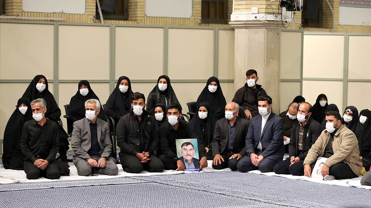 آیت الله خامنه ای رهبر انقلاب اسلامی در دیدار خانواده‌های شهدای حادثه تروریستی حرم مطهر شاهچراغ