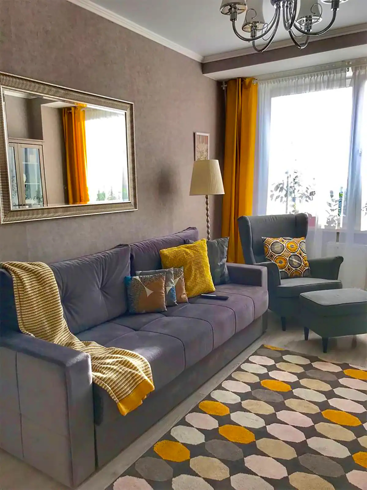 دکور فضای نشیمن با تم زرد