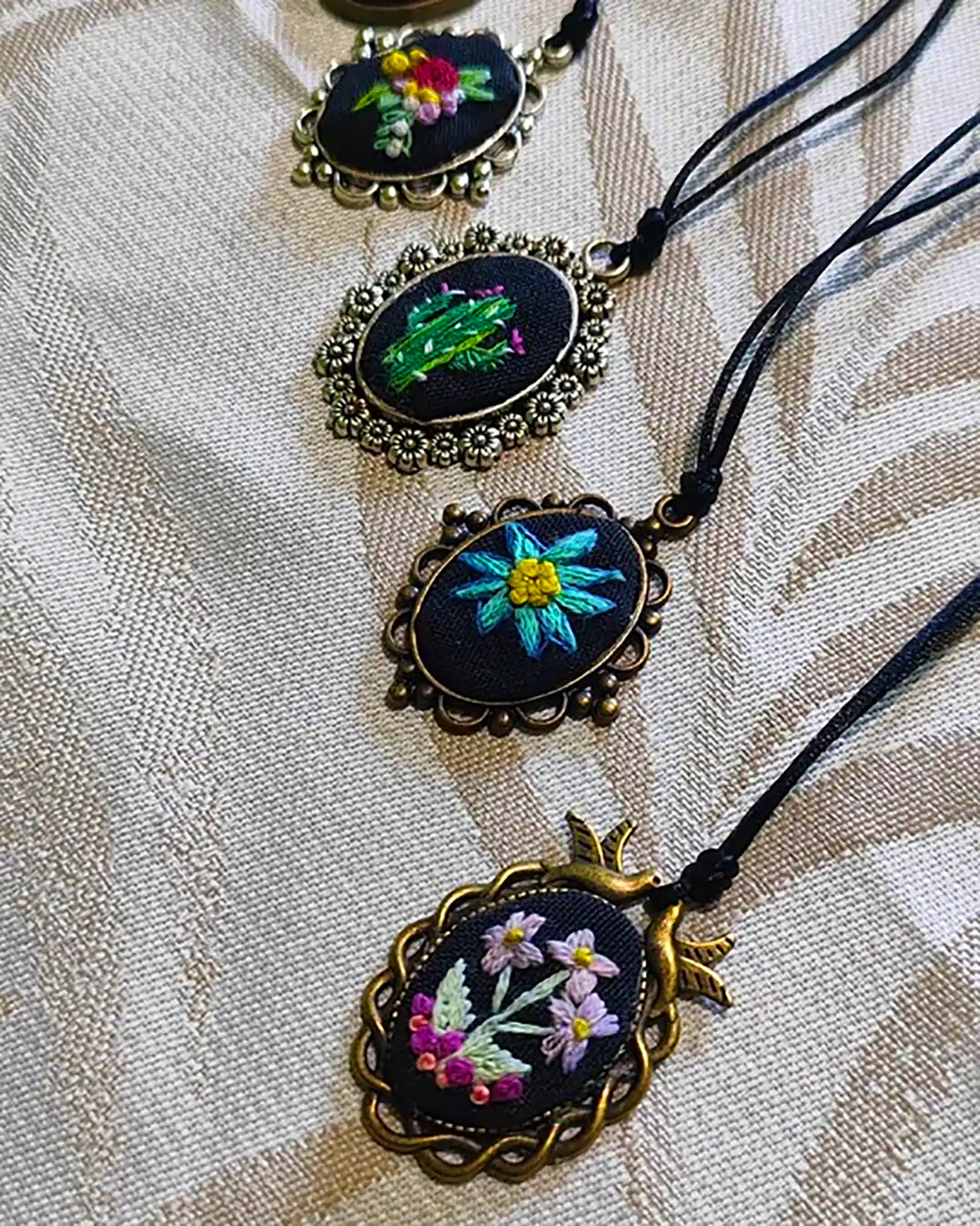 گردنبند گلدوزی شده شیک