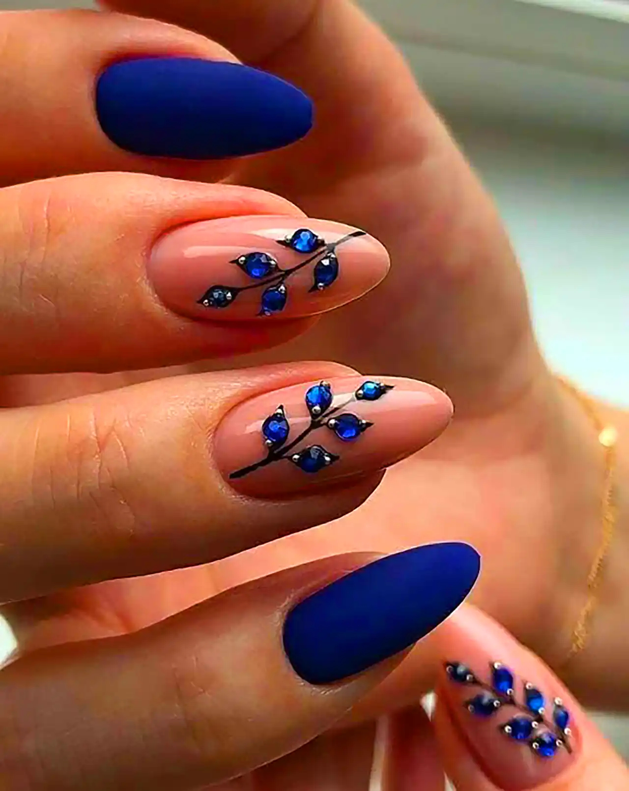 دیزاین ناخن رنگ آبی کاربنی