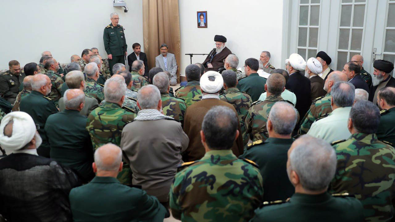 حضرت آیت‌الله خامنه‌ای ، رهبر معظم انقلاب اسلامی در دیدار جمعی از فرماندهان عالی نیروهای مسلح 