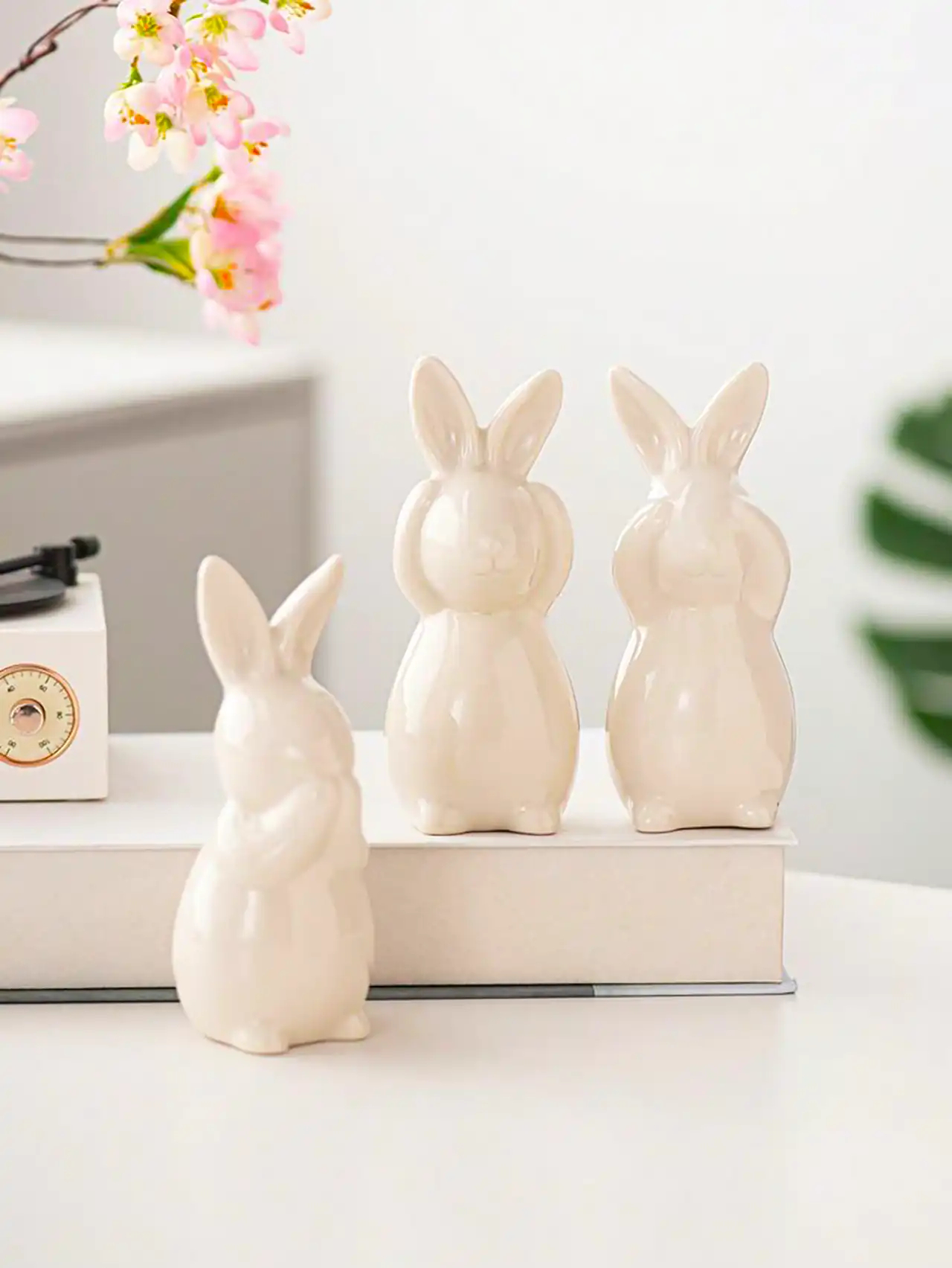 مجسمه خرگوش بازیگوش