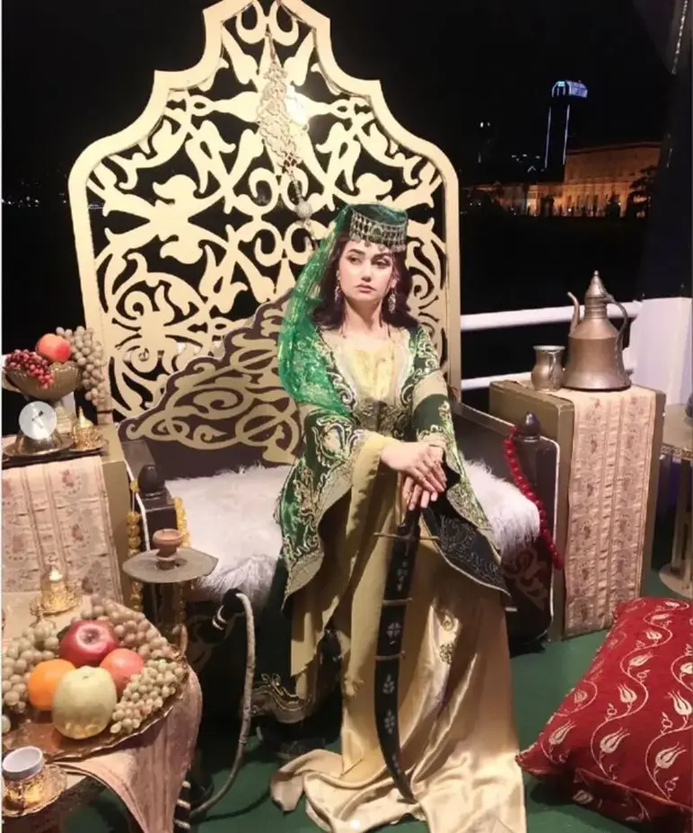 عکس ها/ نگاهی به خونه زندگی تهمینه رجبوا، چمن سریال پایتخت با دکوراسیون شاه نشین و مجلل/ قارون هم این قصرو نداشت