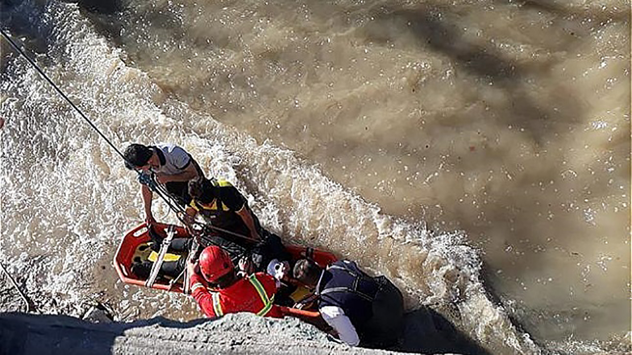 سقوط وحشتناک یک زن داخل کانال آب