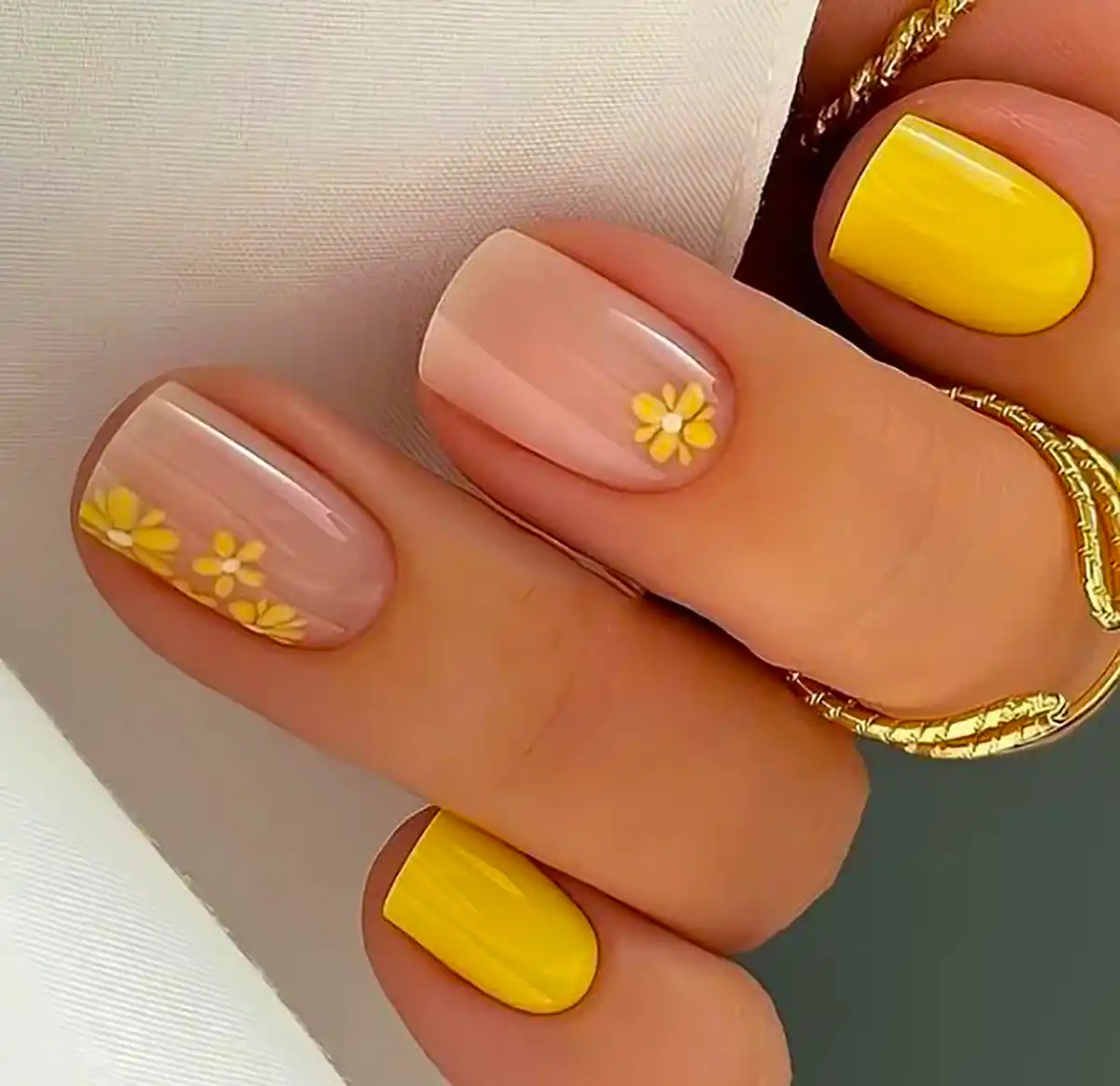 طراحی گل روی ناخن