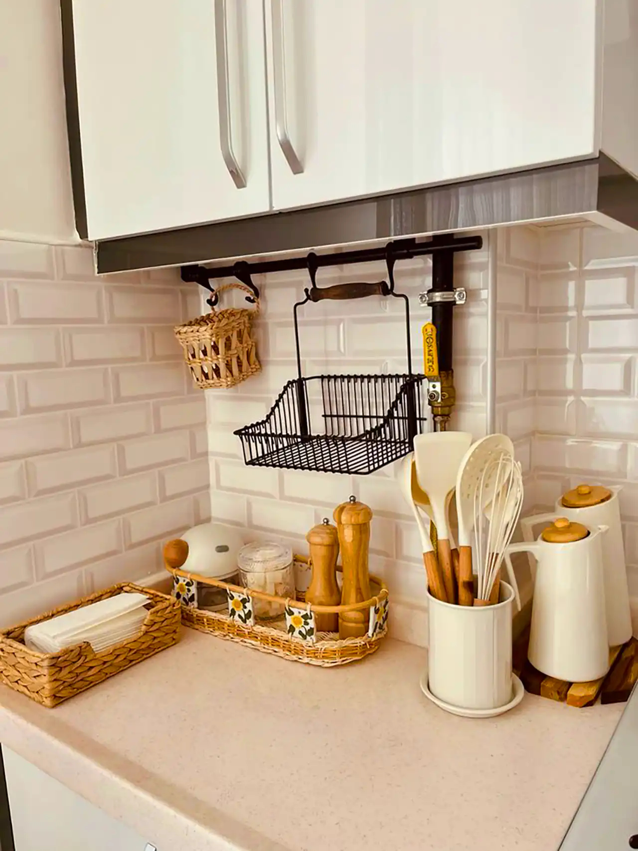 چیدن کنار گاز آشپزخانه