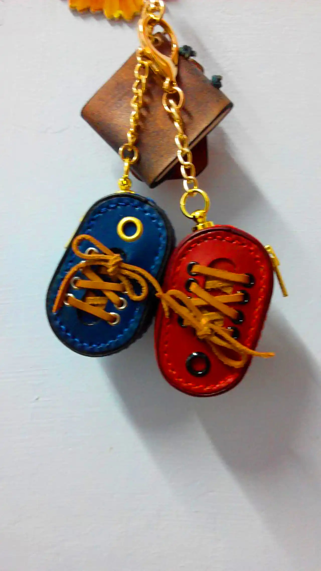 آویز چرمی دست دوز