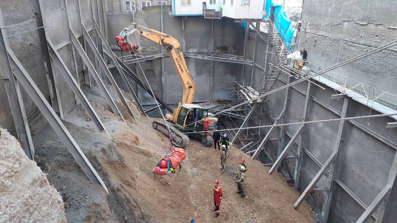نجات کارگر ساختمانی از گودال ۲۰ متری در تهران