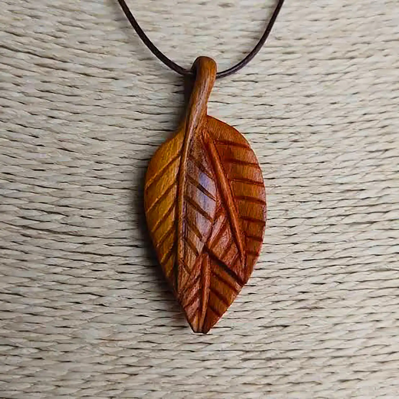 پلاک چوبی طرح برگ