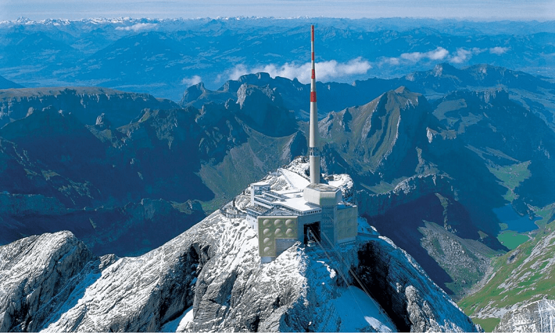 مرکز تحقیقاتی رعد و برق سنتیس (Säntis) در کوه_های آلپ آپنزل در شمال شرقی سوئیس