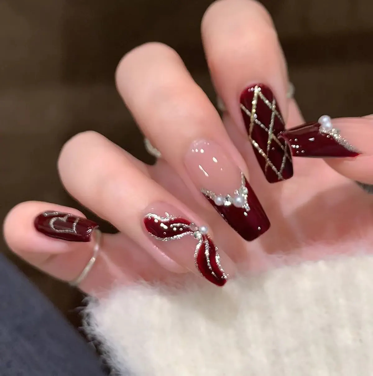 طراحی ناخن با لاک قرمز و مشکی ساده