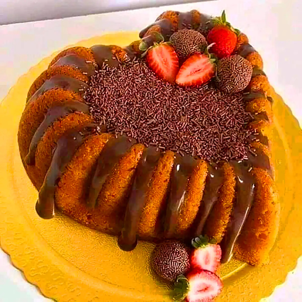 کیک خوش طعم با روکش شکلات 