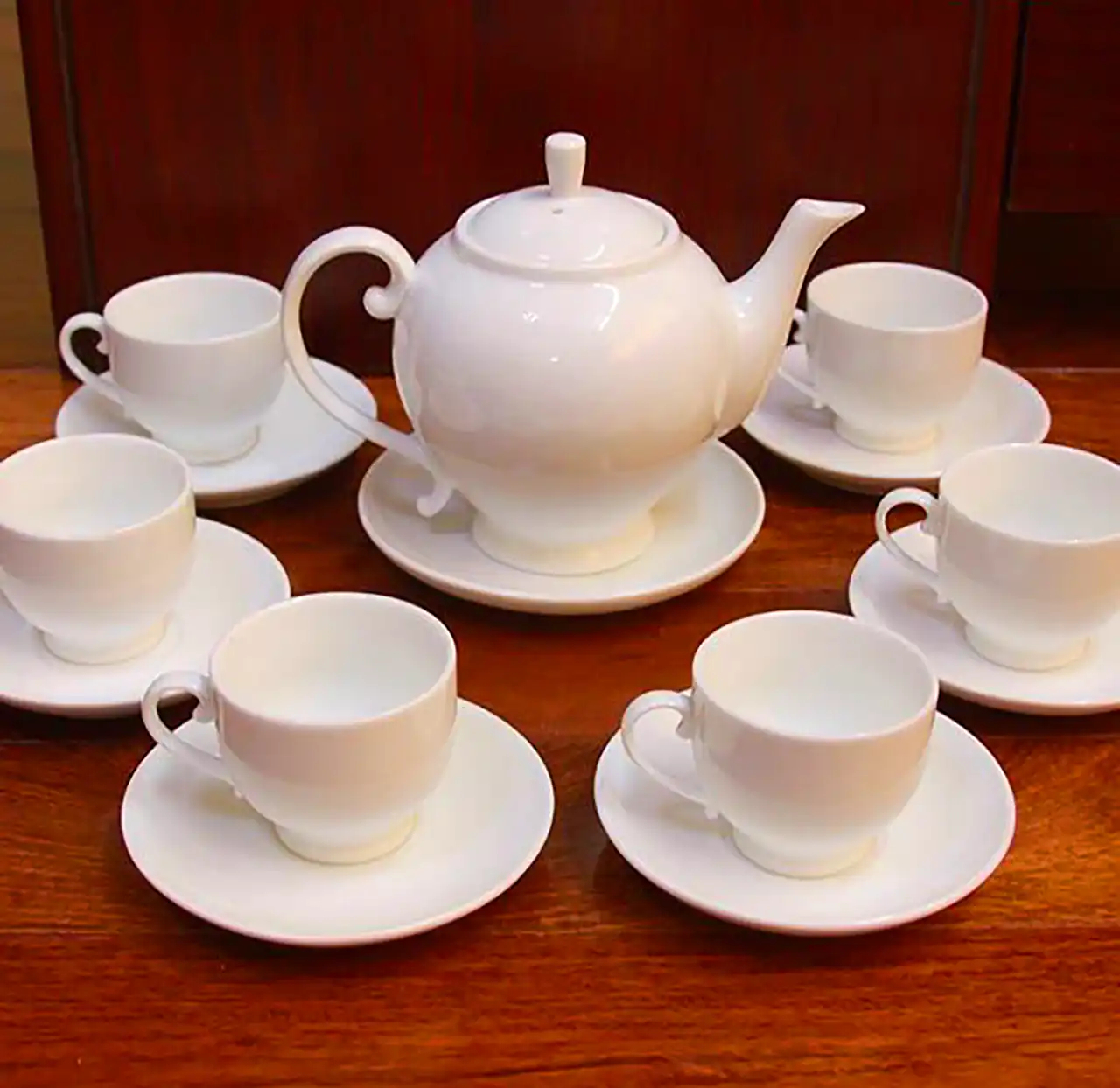 قوری و فنجان چینی شیک