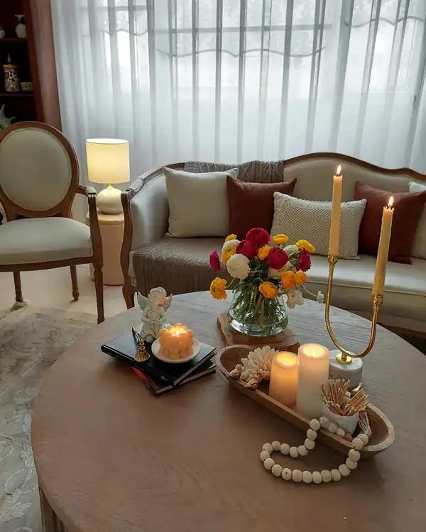 چیدمان میز جلو مبلی عکس