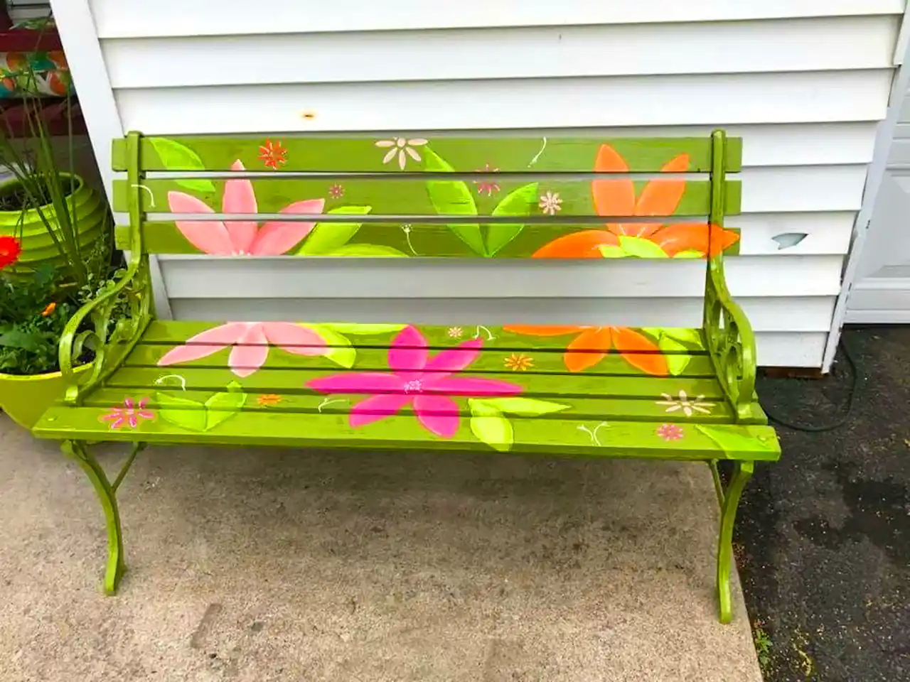 نیمکت چوبی نقاشی شده