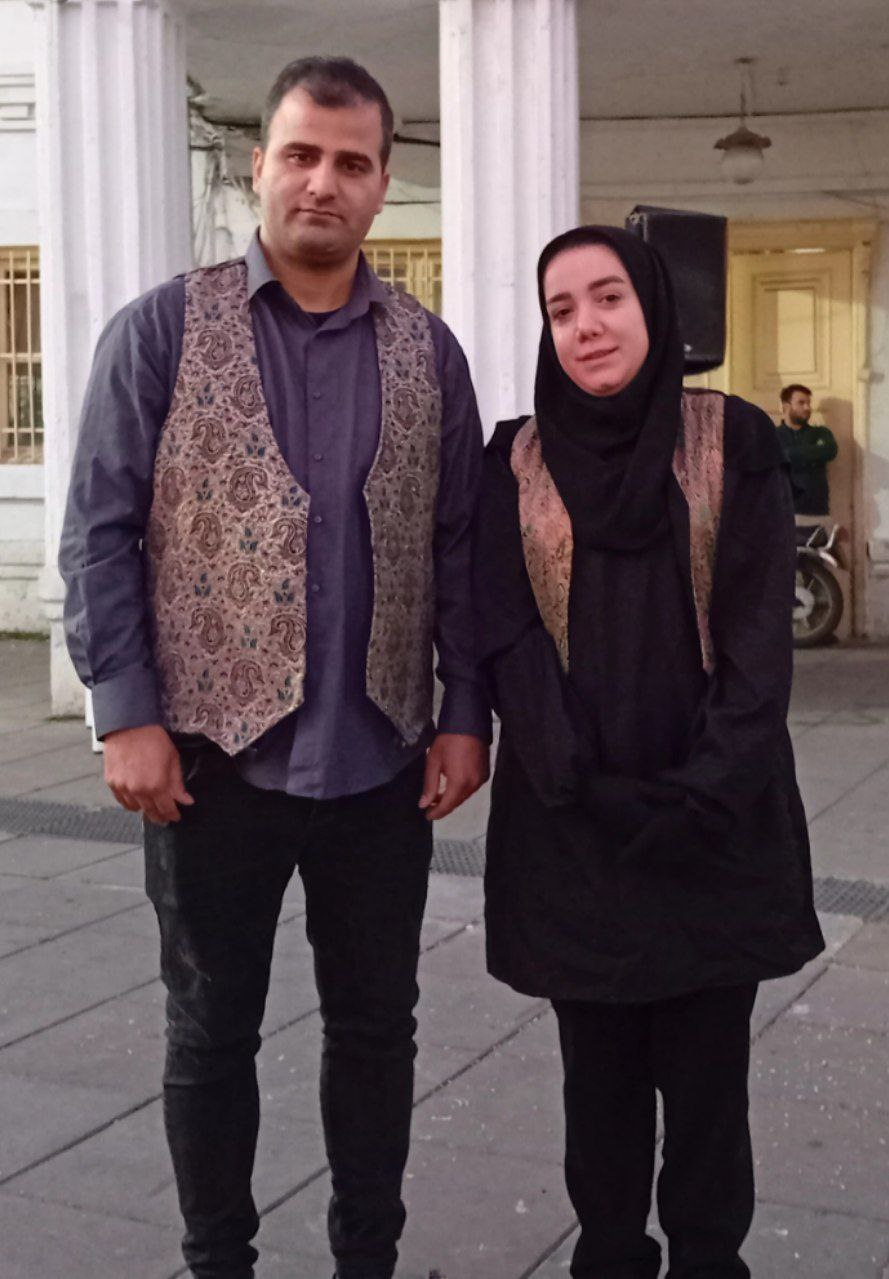 کارگردان نمایش خیابانی گوله بهار با همسرش