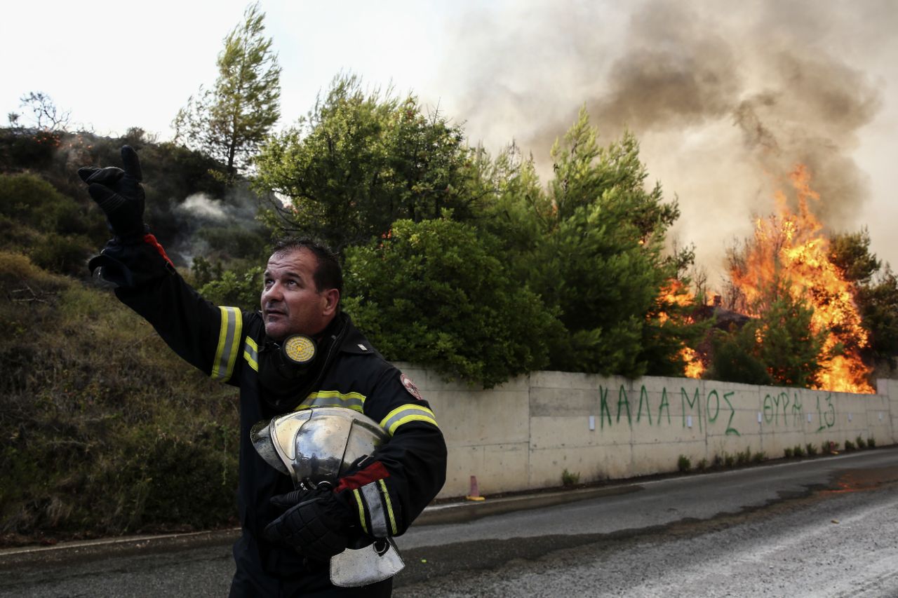 تصاویر هولناک از آتش سوزی شمال آتن