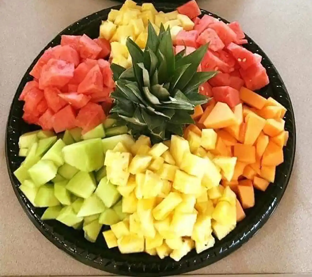 تزیین سینی میوه تزیین میوه برای تولد تزیین میوه برای مهمانی ساده چیدمان میوه در ظرف تزیین میوه سالم تزیین میوه خرد شده 