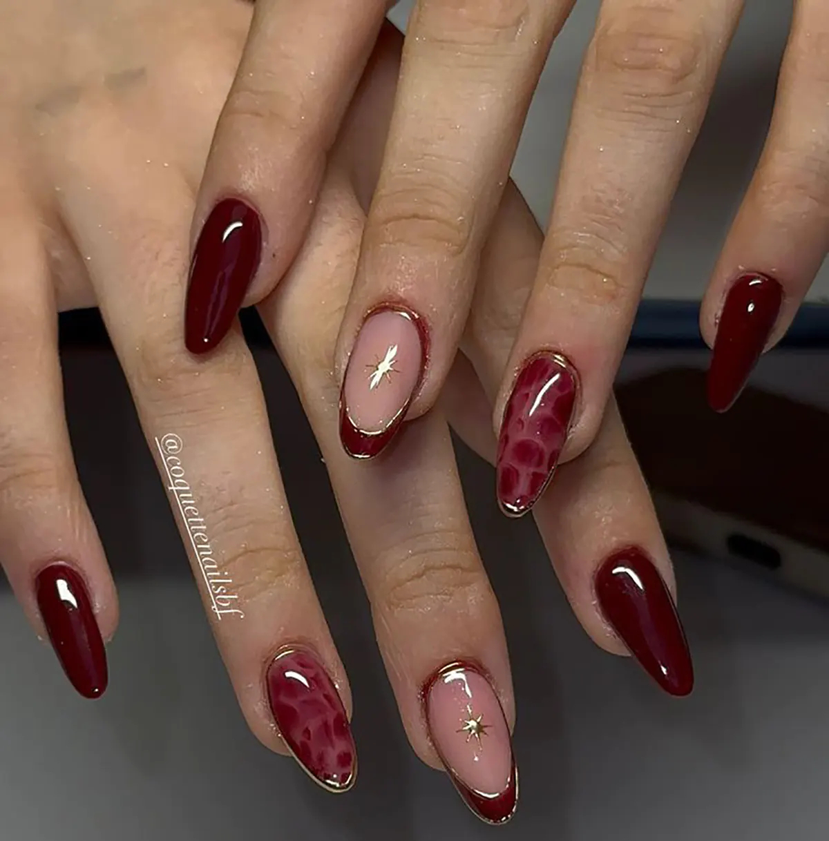 کاشت ناخن قرمز طلایی