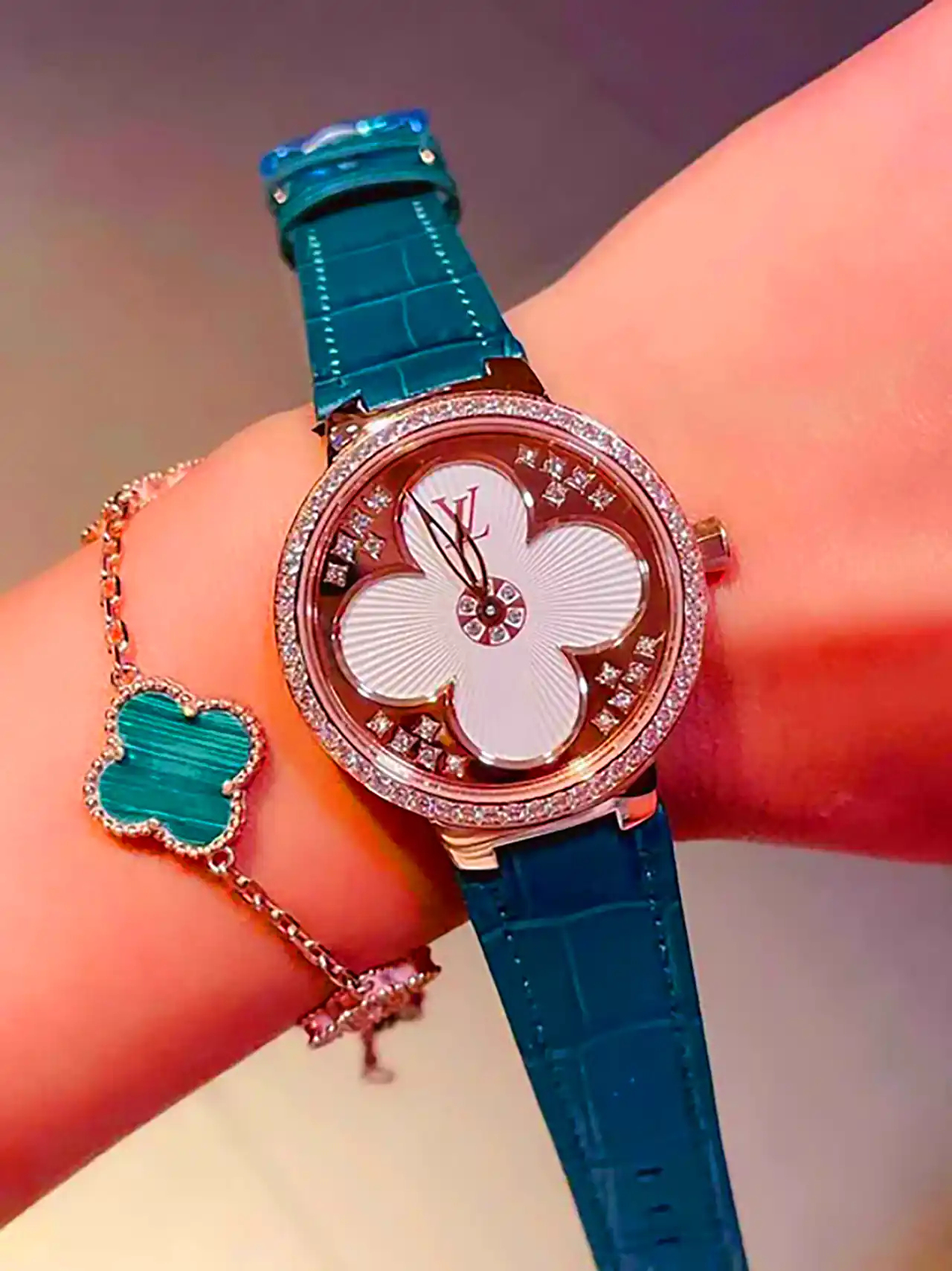 ساعت مچی صورتی دخترانه