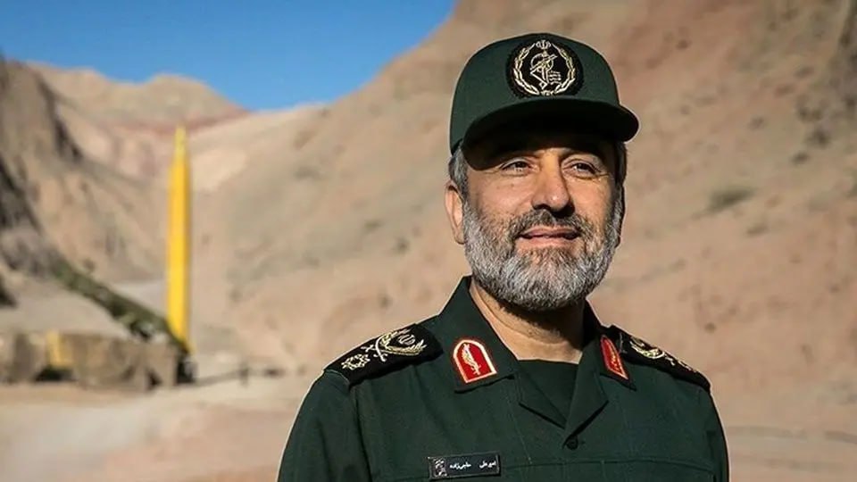 اهدای نشان فتح به سردار امیر علی حاجی زاده فرمانده نیروی هوافضای سپاه