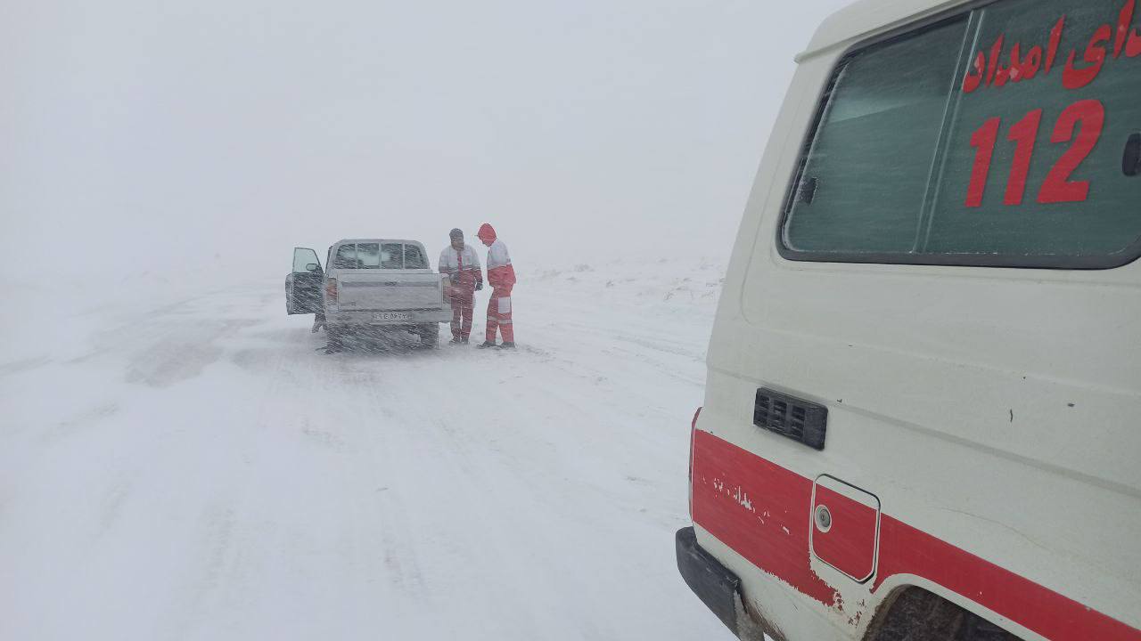 امدادرسانی به متاثرین از برف و کولاک در شهرستان تکاب آذربایجان غربی 