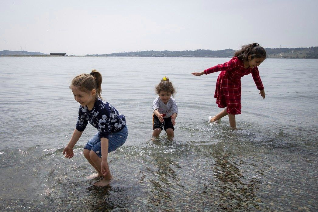 حضور بچه‌ها بر ساحل شنی دریاچه شهدای خلیج فارس