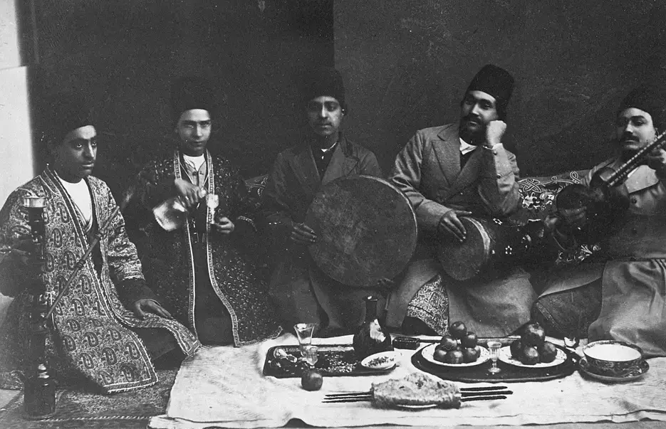 عکس سفر در زمان / تصاویری کمیاب از مطرب‌های زن و مرد در دوران قاجار پای بساط / زیبایی دختران ایرانی را ببینید