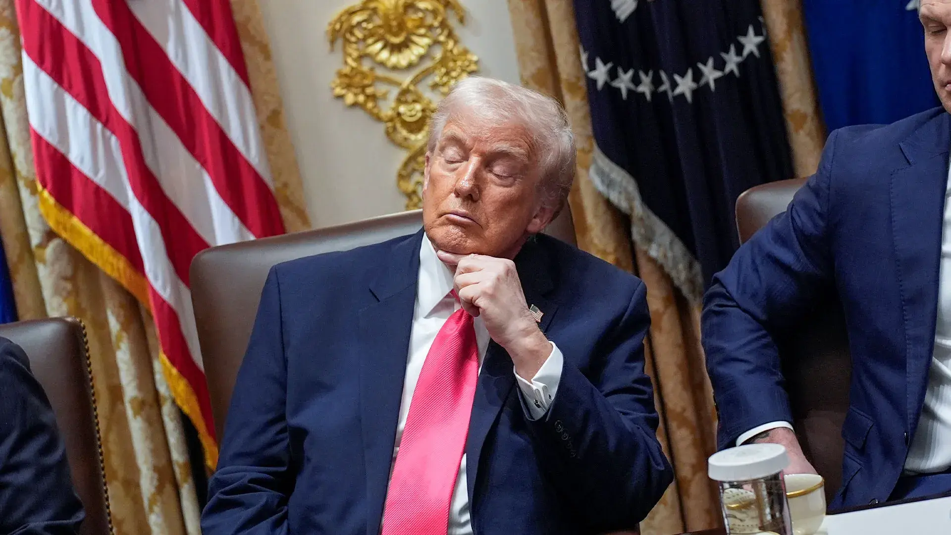 توجیه ترامپ برای چرت زدن در جلسات کابینه؛ «کسل کننده هستند»