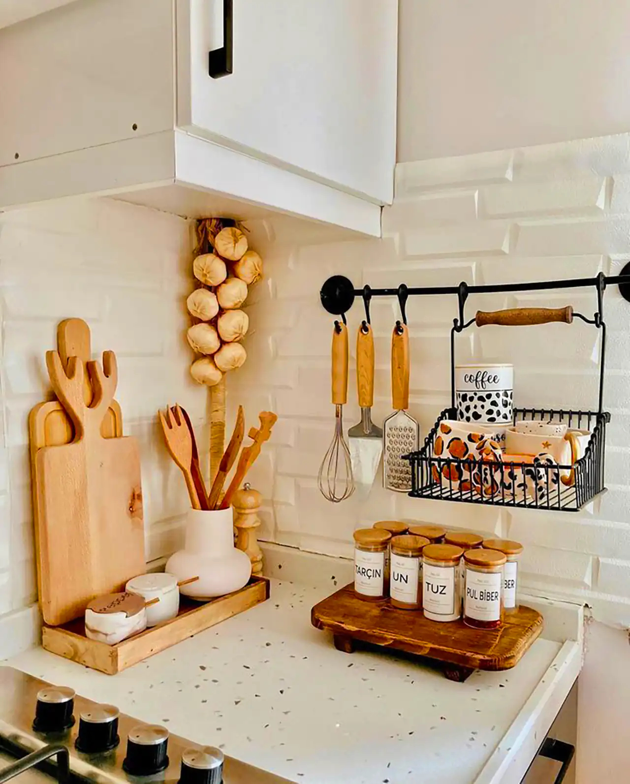 چیدن کنار گاز آشپزخانه