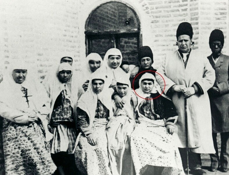 زنی که سمت راست تصویر دیده می‌شود، «باغبان‌باشی» است که به خاطر شغل پدرش با این لقب خوانده می‌شد