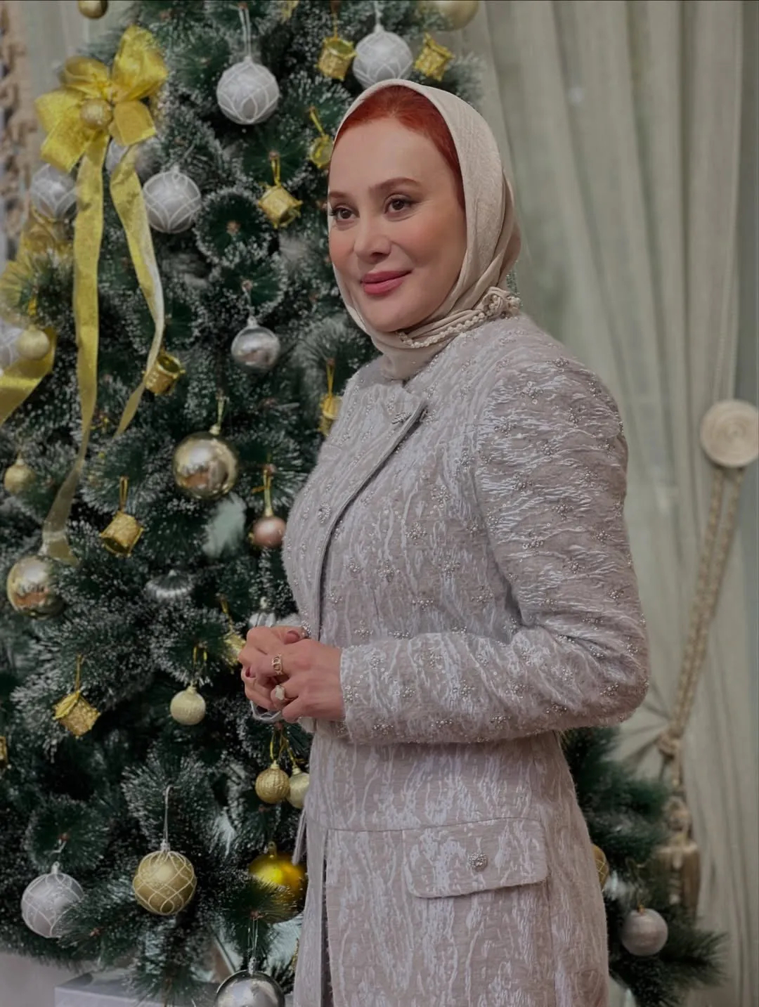 تصاویر آرام جعفری در کنار درخت کریسمس