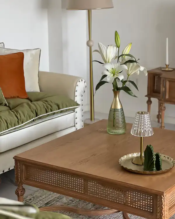 چیدمان روی میز جلو مبلی عکس