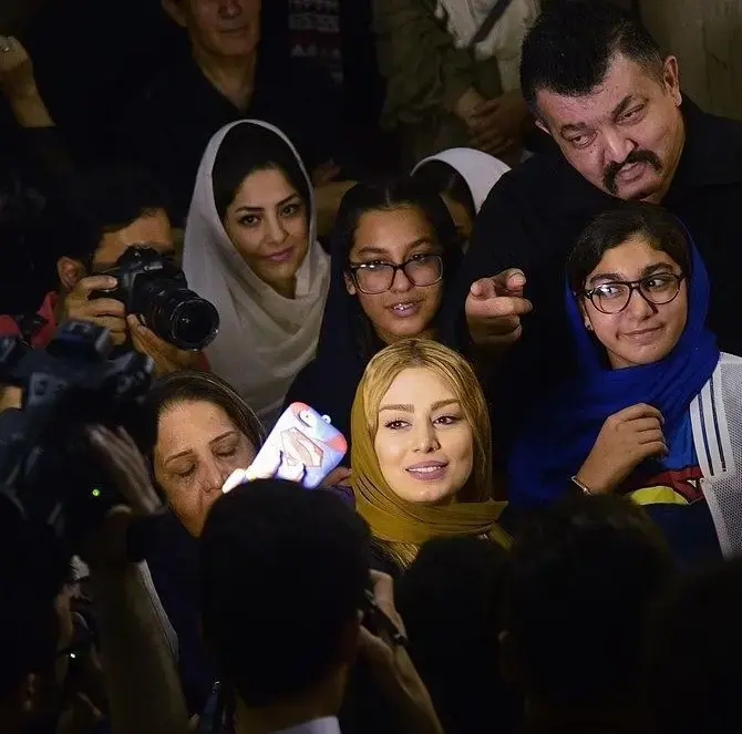 سفر در زمان/ عکس «سحر قریشی» در 30 سالگی و در حال سلفی گرفتن با طرفداران اش در ایران؛ سال 96 سفر در زمان/ عکس «سحر قریشی» در 30 سالگی و در حال سلفی گرفتن با طرفداران اش در ایران؛ سال 96